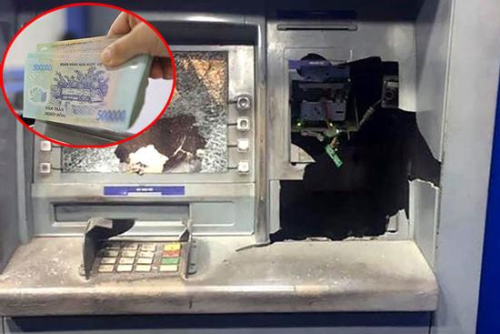 Người đàn ông đập nát trụ ATM vì không nhả tiền, tài khoản vẫn bị trừ hết sạch