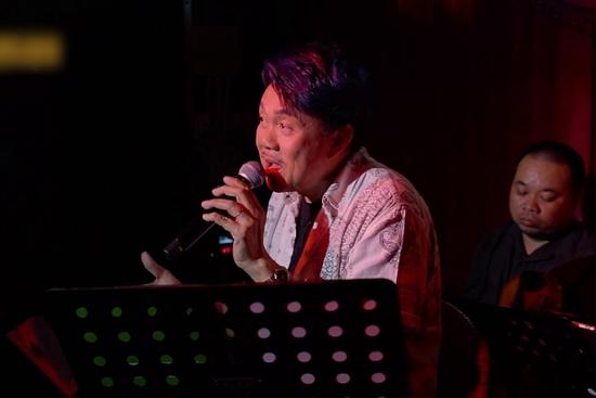 Chí Tài hát 10 bài liên tục trong liveshow phòng trà trước khi qua đời