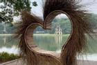 'Trái tim lông lá' tua tủa nằm ngang nhiên giữa Hồ Gươm khiến dân tình gai mắt