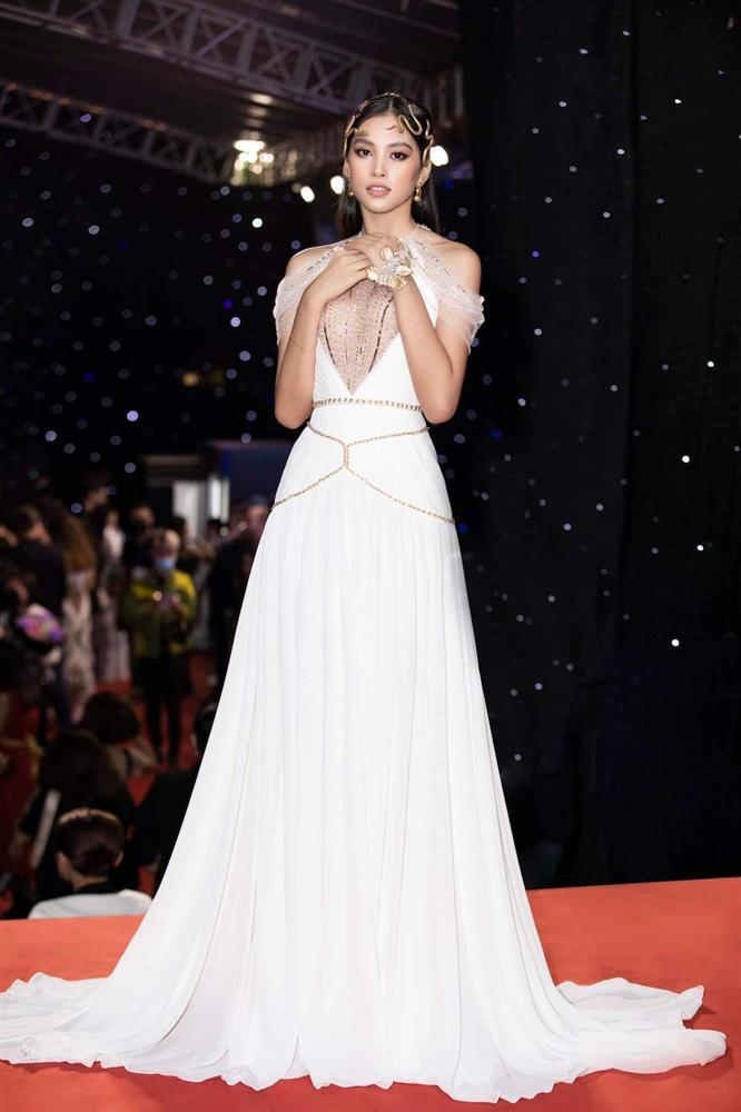 Sam mặc đồ soi rọi mọi ngóc ngách cơ thể nhưng táo bạo vô đối phải là Ngọc Trinh-1