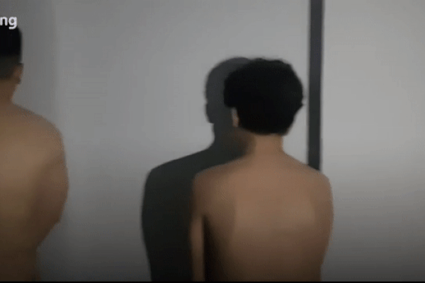 Clip: Thấy 2 cô gái đánh nhau, đội chó hoang cũng lao vào ăn hôi, cắn tụt quần nạn nhân-5