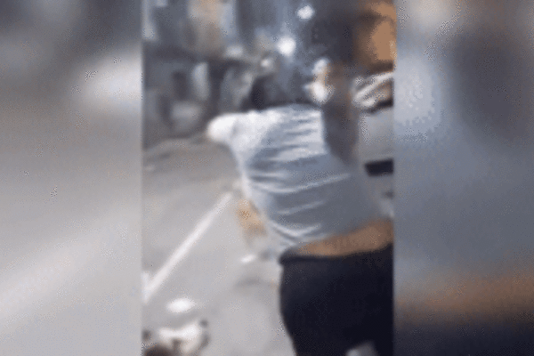 Clip: Thấy 2 cô gái đánh nhau, đội chó hoang cũng lao vào 'ăn hôi', cắn tụt quần nạn nhân