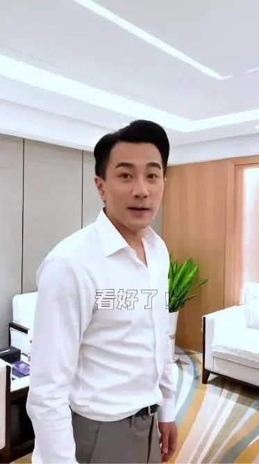 Trở lại Cbiz hậu ly hôn, Lưu Khải Uy gây choáng vì ngoại hình ông chú với bụng bự và mắt quầng thâm-2