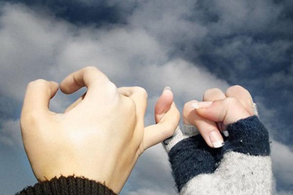 Không muốn tôi lấy cô gái nhà nghèo, mẹ đưa một thứ khiến tình yêu của hai đứa tan nát-2