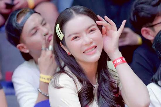 Lý Nhã Kỳ gây sốt với style như 'em chưa 18', nhưng nhìn đi nhìn lại cứ thấy 'sai sai'