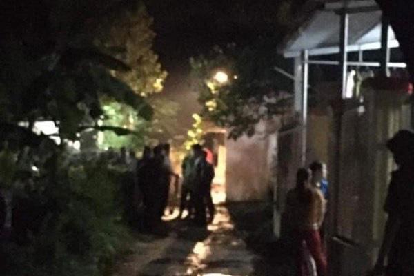 Bị gọi về khi đang nhậu thịt chó với bạn, chồng mua xăng đốt vợ-1