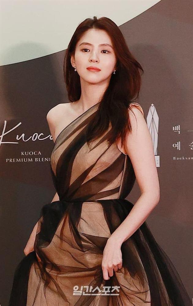 Yoona và tiểu Song Hye Kyo sáng rực thảm đỏ dù diện chung mẫu váy-9
