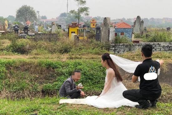 Khó hiểu đôi nam nữ dẫn nhau vào nghĩa trang chụp ảnh cưới