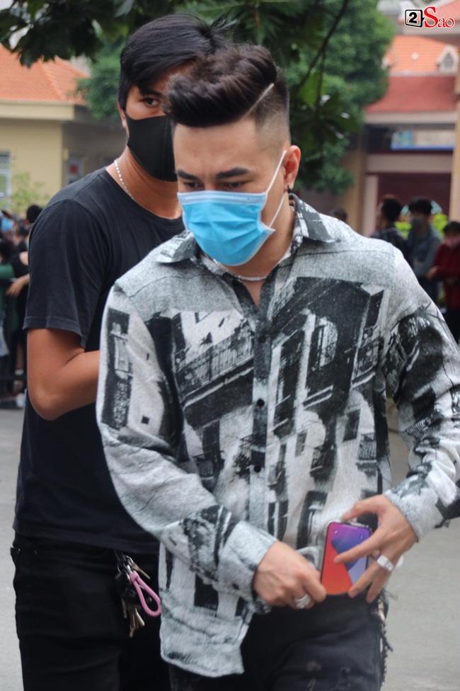 Hiếu Hiền tới viếng cố nghệ sĩ Chí Tài-10