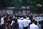 XÚC ĐỘNG: Hàng trăm người dân vỗ tay, vẫy chào tạm biệt nghệ sĩ Chí Tài