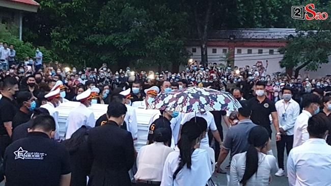XÚC ĐỘNG: Hàng trăm người dân vỗ tay, vẫy chào tạm biệt nghệ sĩ Chí Tài-3