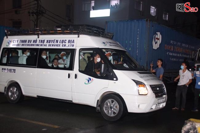 XÚC ĐỘNG: Hàng trăm người dân vỗ tay, vẫy chào tạm biệt nghệ sĩ Chí Tài-6