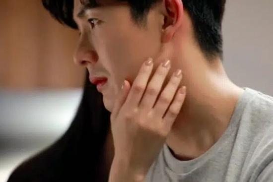 Cho bạn gái mượn 4 triệu đồng mua điện thoại, tôi không ngờ cách cô ấy 'trả công' lại sốc óc đến thế