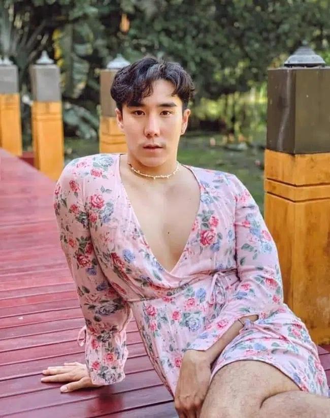 Đi du lịch nhưng xách nhầm vali quần áo của vợ, chàng trai cho ra đời bộ ảnh khiến cư dân mạng... lác mắt-1