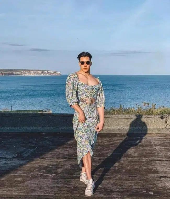 Đi du lịch nhưng xách nhầm vali quần áo của vợ, chàng trai cho ra đời bộ ảnh khiến cư dân mạng... lác mắt-2