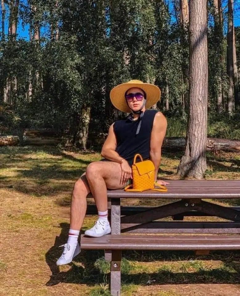 Đi du lịch nhưng xách nhầm vali quần áo của vợ, chàng trai cho ra đời bộ ảnh khiến cư dân mạng... lác mắt-3