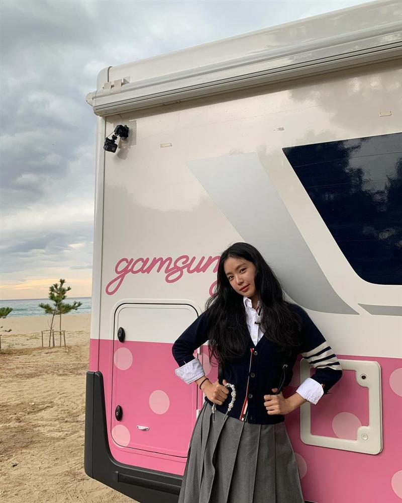 Style sao Hàn tuần qua: HyunA khoe thân phản cảm, nàng Dae Jang Geum đầy khí chất dù U50-12