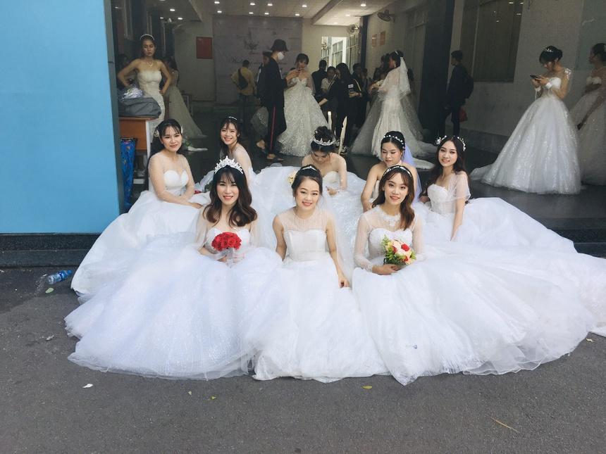 Sự thật bức ảnh tập thể cô dâu ở sân trường đại học tại TP.HCM-1