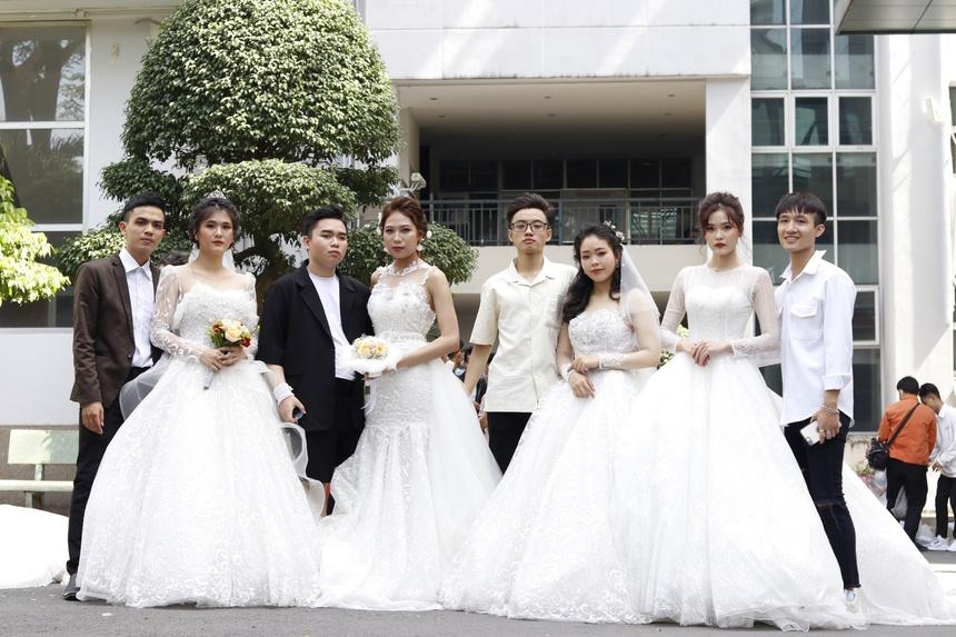 Sự thật bức ảnh tập thể cô dâu ở sân trường đại học tại TP.HCM-2
