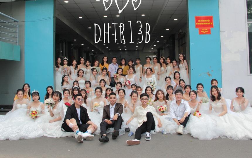 Sự thật bức ảnh tập thể cô dâu ở sân trường đại học tại TP.HCM-3