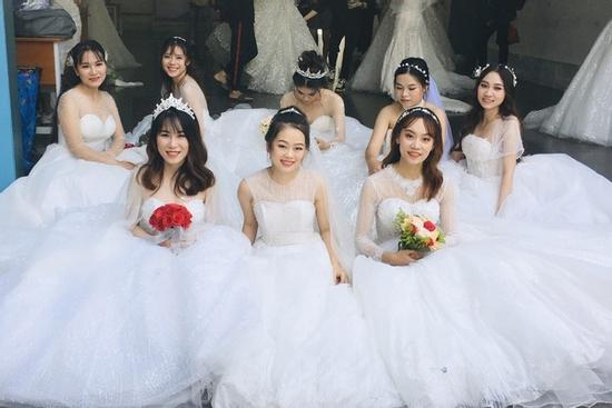 Sự thật bức ảnh tập thể cô dâu ở sân trường đại học tại TP.HCM