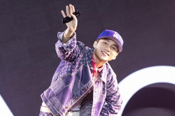 Giữa lúc fan Sơn Tùng M-TP và fan Jack war nhau tung toé, Jack đăng ảnh ngón tay thối-5