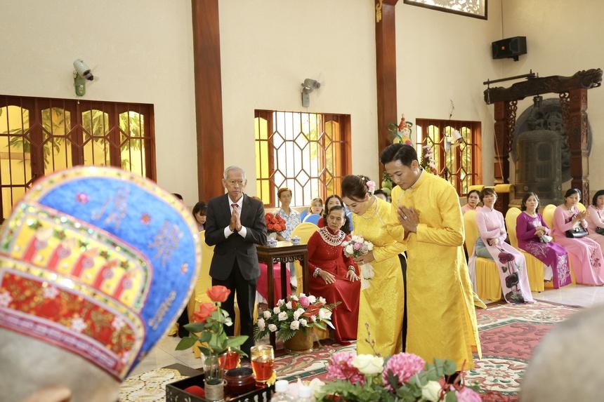 Lễ hằng thuận của vợ chồng diễn viên sinh năm 1983 có sự chứng kiến của hai bên gia đình. Quý Bình tổ chức hôn lễ tại nhà riêng ở quận 7 vào ngày 12/12. Ngày 14/12, anh tổ chức tiệc đón bạn bè tại một địa điểm sang trọng ở quận 7.