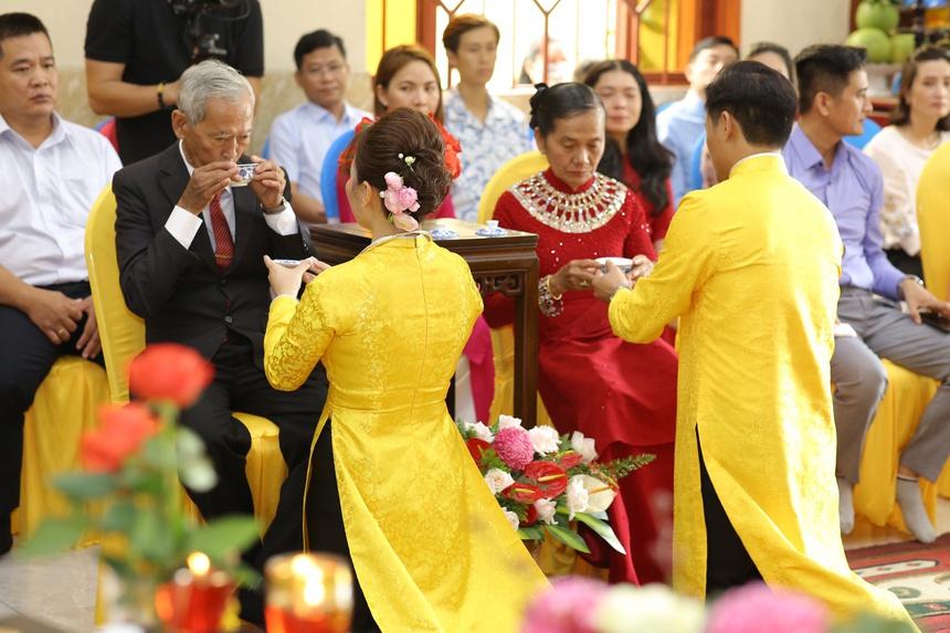 “Con gái có giỏi, mạnh mẽ đến đâu cũng cần một bờ vai để dựa vào. Anh không biết em làm gì, là ai trước kia, nhưng anh hứa từ bây giờ luôn bên cạnh và làm cho em hạnh phúc”, Quý Bình viết khi đăng ảnh ôm người yêu.