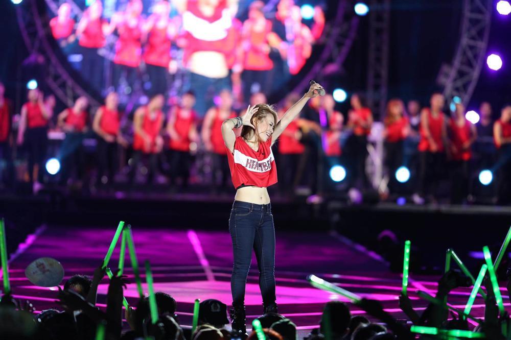 Gần 40 vẫn chưa chịu lấy chồng, hội gái ế Vbiz rủ nhau ăn diện hoá gái đôi mươi-12