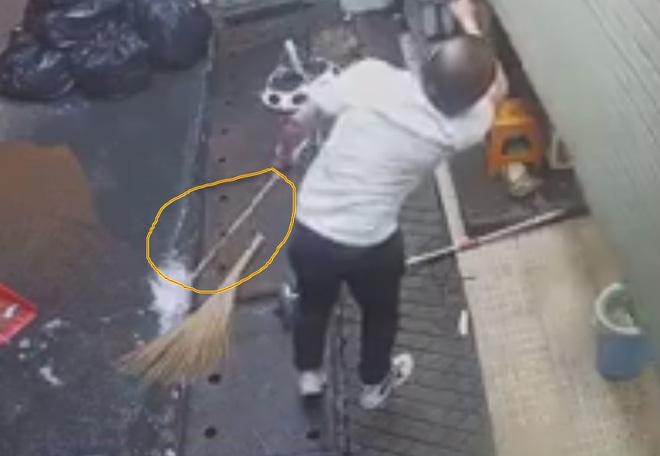 Clip: Thanh niên kẹp cổ, đánh cô gái rồi dùng mã tấu dọa chém người, húc quán bên đường-2