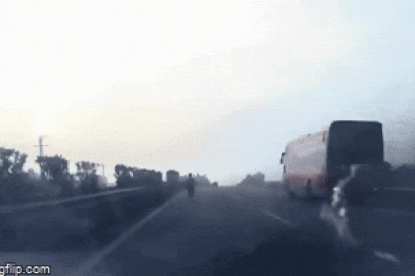 Clip: Cà khịa xe máy, thanh niên nghi ngáo đá bị nhóm người vây đánh túi bụi-1