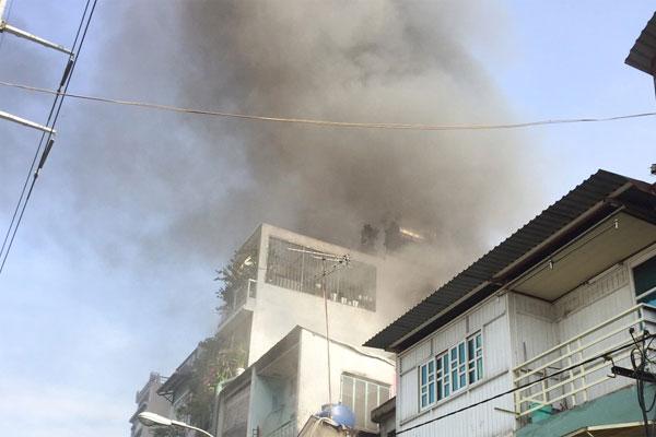 Cháy nhà giữa trung tâm TP.HCM, người dân cuống quýt ôm tài sản tháo chạy-1
