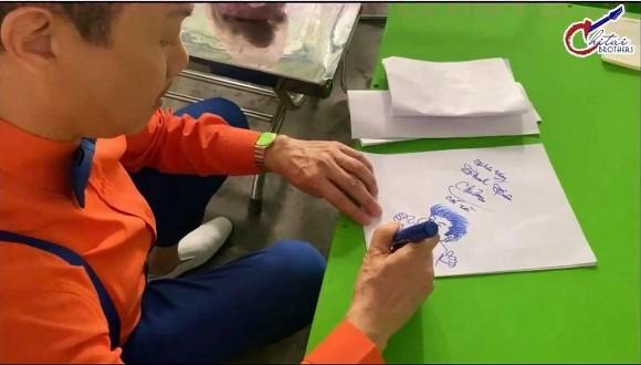 Rơi nước mắt với clip nghệ sĩ Chí Tài tỉ mỉ ký họa tặng fan-1