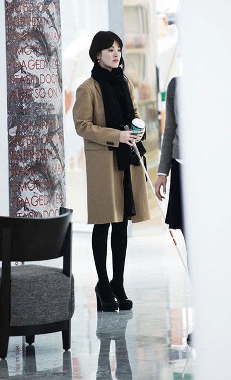 Học lỏm style diện áo dạ sang chảnh như Song Hye Kyo-9