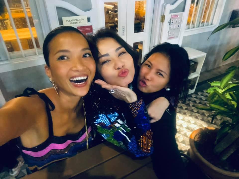 Thu Minh hội ngộ Bằng Lăng tại Singapore, nhan sắc cặp sao U50 gây chú ý-2