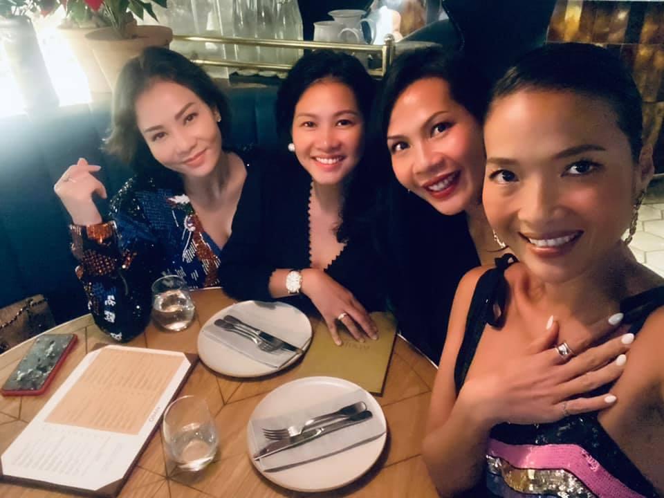 Thu Minh hội ngộ Bằng Lăng tại Singapore, nhan sắc cặp sao U50 gây chú ý-1