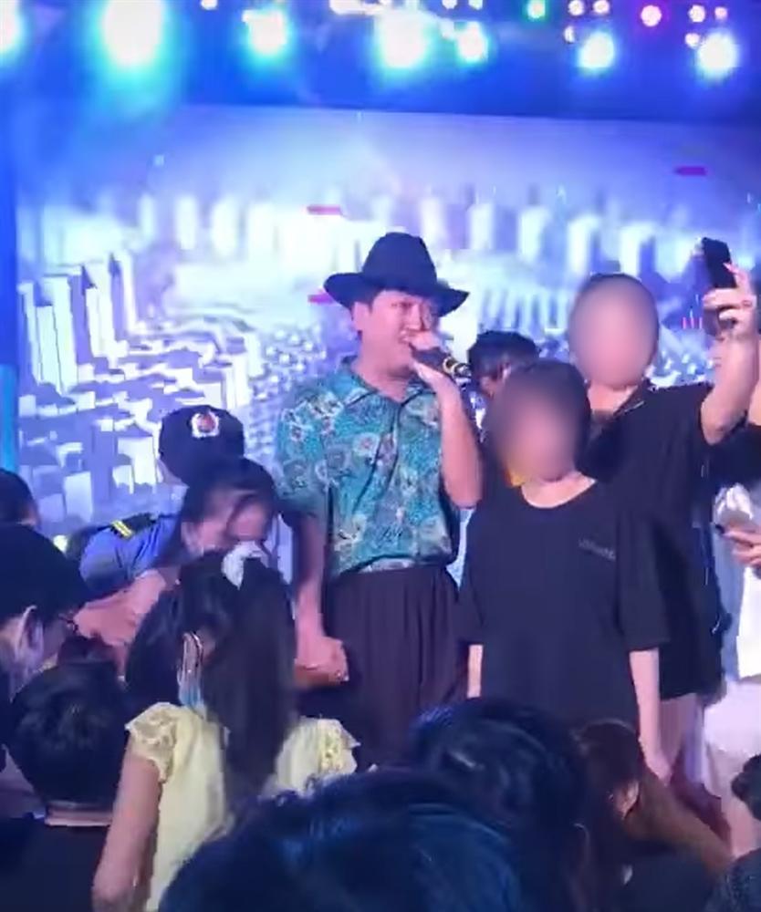 Trường Giang hát trong nước mắt vì nhớ Chí Tài, khán giả mặc kệ leo lên đòi selfie-1