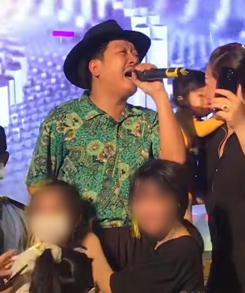Trường Giang hát trong nước mắt vì nhớ Chí Tài, khán giả mặc kệ leo lên đòi selfie-2