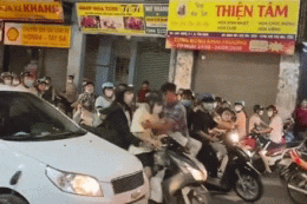 Clip: 'Cà khịa' xe máy, thanh niên nghi ngáo đá bị nhóm người vây đánh túi bụi