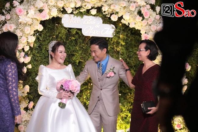 Cô dâu 7X của Quý Bình bị soi nhan sắc ngoài đời khác xa ảnh cưới-10