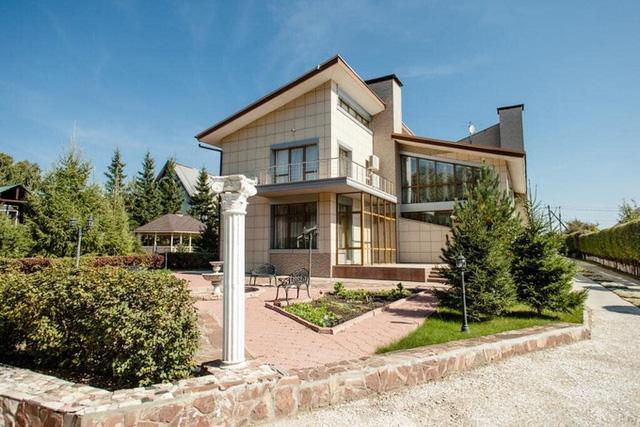 Cận cảnh cung điện vàng núp bóng nhà cấp 4-1