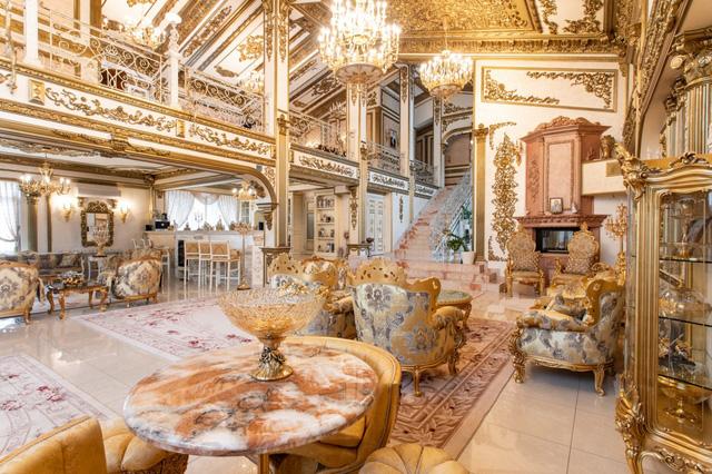 Cận cảnh cung điện vàng núp bóng nhà cấp 4-5