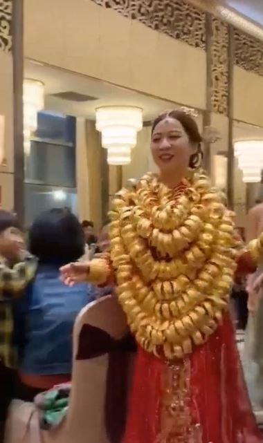 Clip: Choáng với cô dâu gồng mình đeo vàng nặng trĩu, nhìn là muốn cưới ngay-1