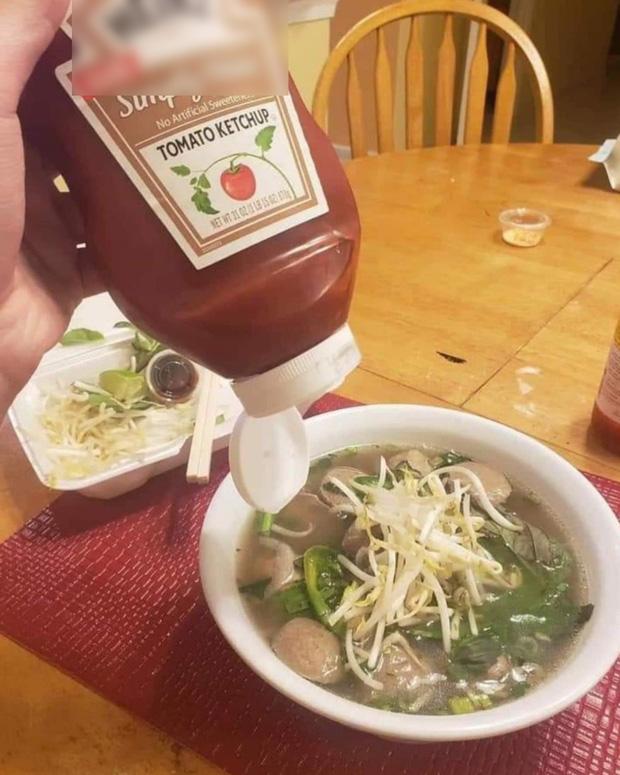 Phản ứng người nước ngoài khi ai đó bỏ tương cà vào phở: Tôi khiếp đảm giùm người Việt Nam!-2