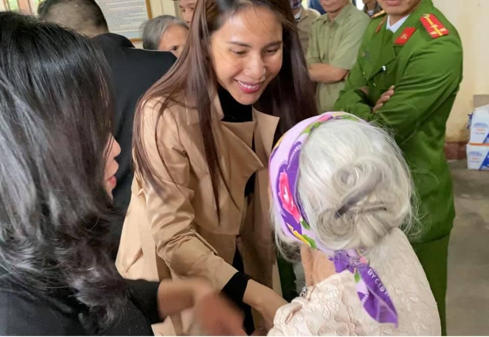 Thủy Tiên ra miền Trung từ thiện đợt 4, tự bỏ hơn 1 tỷ hỗ trợ người dân vùng lũ-3