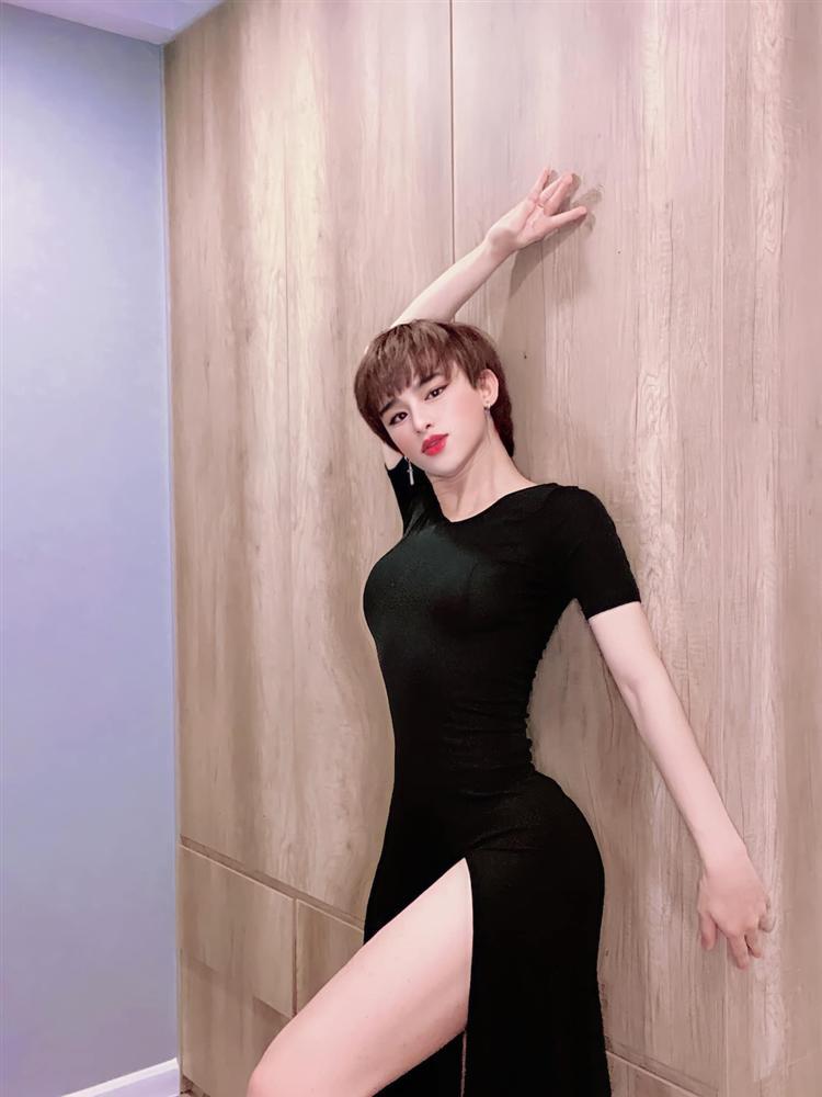 Hiện tượng mạng Trần Đức Bo uốn éo, tạo dáng lộ vòng 3 cực phản cảm giữa đường-1