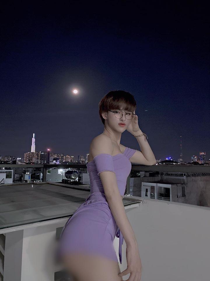 Hiện tượng mạng Trần Đức Bo uốn éo, tạo dáng lộ vòng 3 cực phản cảm giữa đường-4