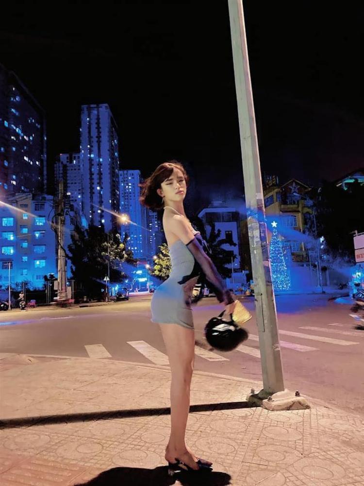 Hiện tượng mạng Trần Đức Bo uốn éo, tạo dáng lộ vòng 3 cực phản cảm giữa đường-2