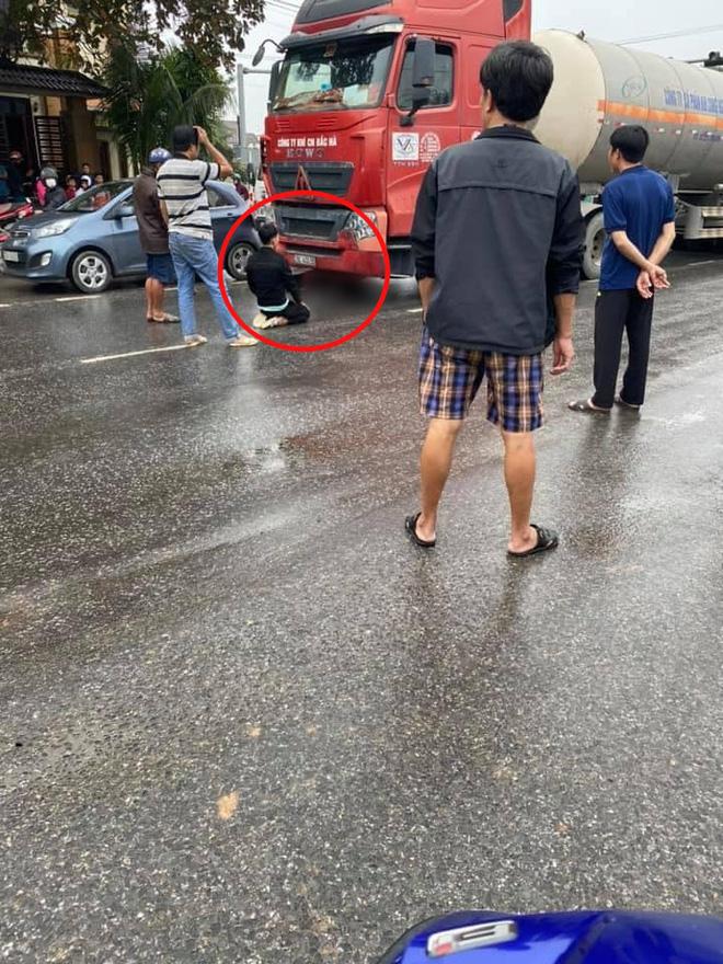 Xót xa người chồng quỳ gối, gào khóc bên thi thể vợ bị xe tải cán tử vong-2