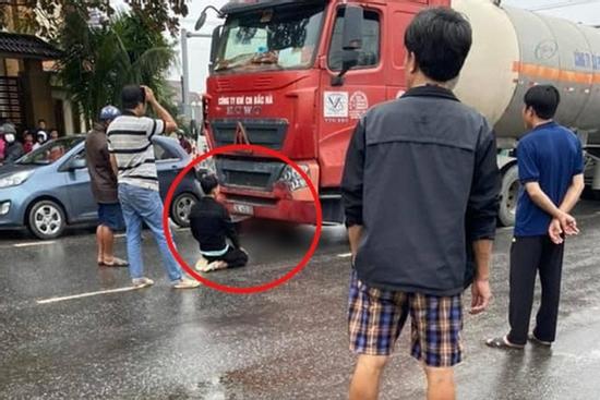 Xót xa người chồng quỳ gối, gào khóc bên thi thể vợ bị xe tải cán tử vong